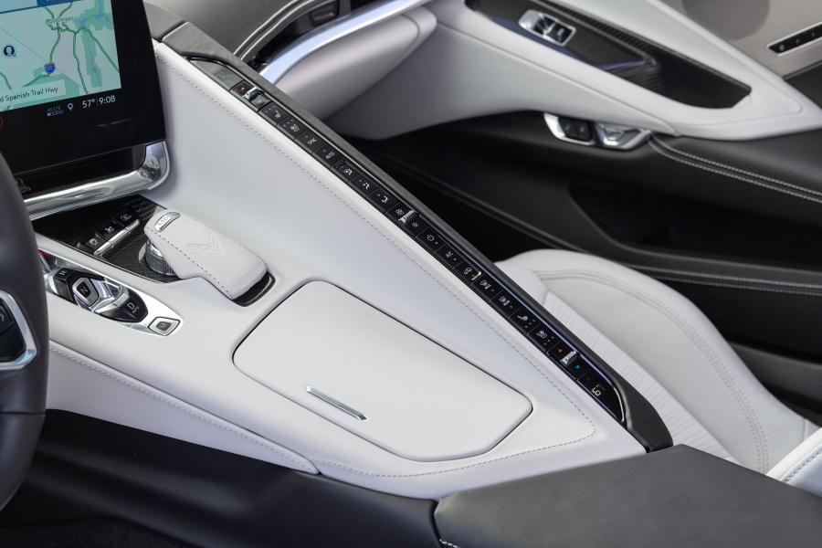 Детали интерьера Chevrolet Corvette Stingray (C8) 2020 года  (NA) (фото 14 из 42)